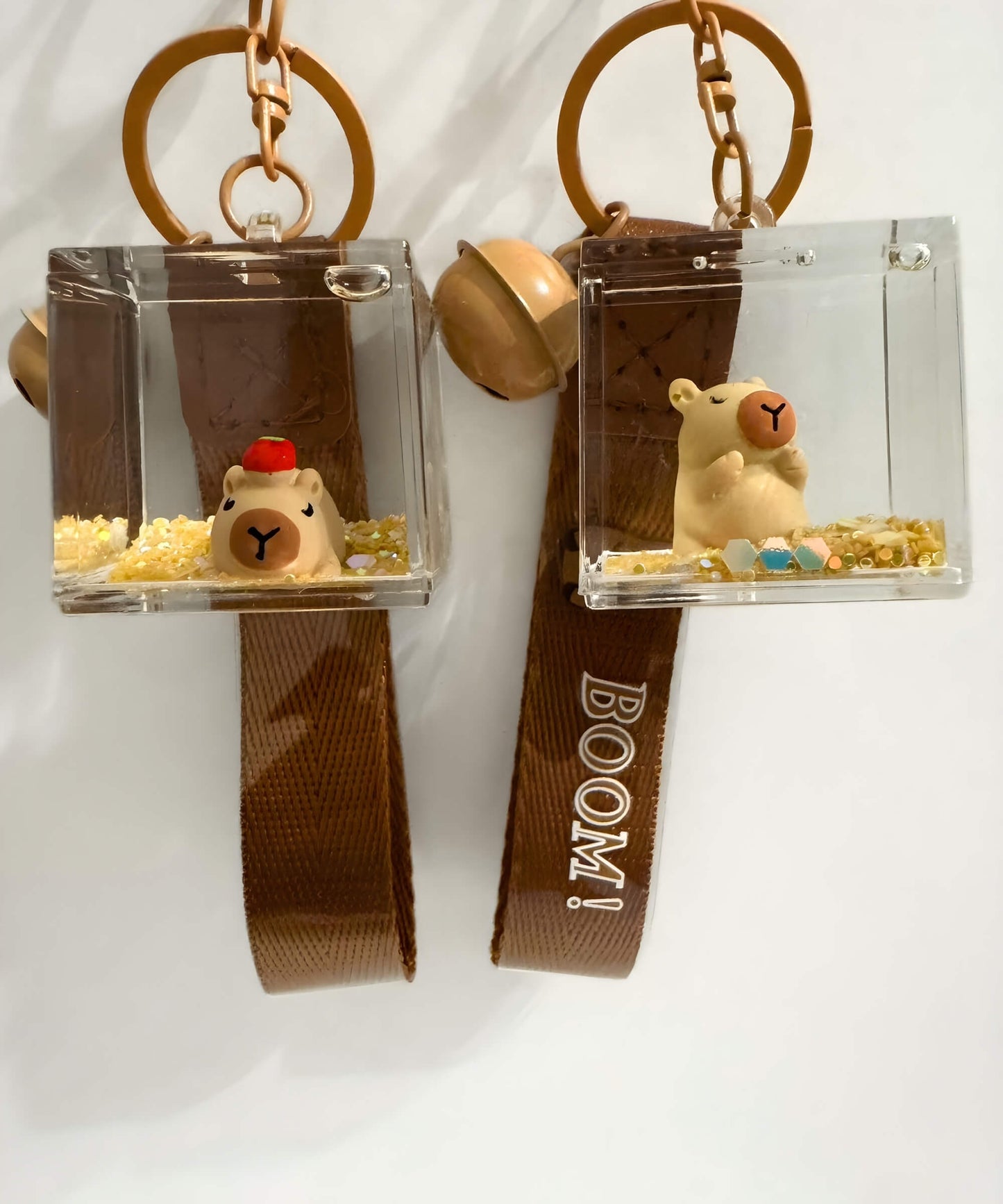 Capybara style liquid shaker keychain set with acrylic cube and floating glitter