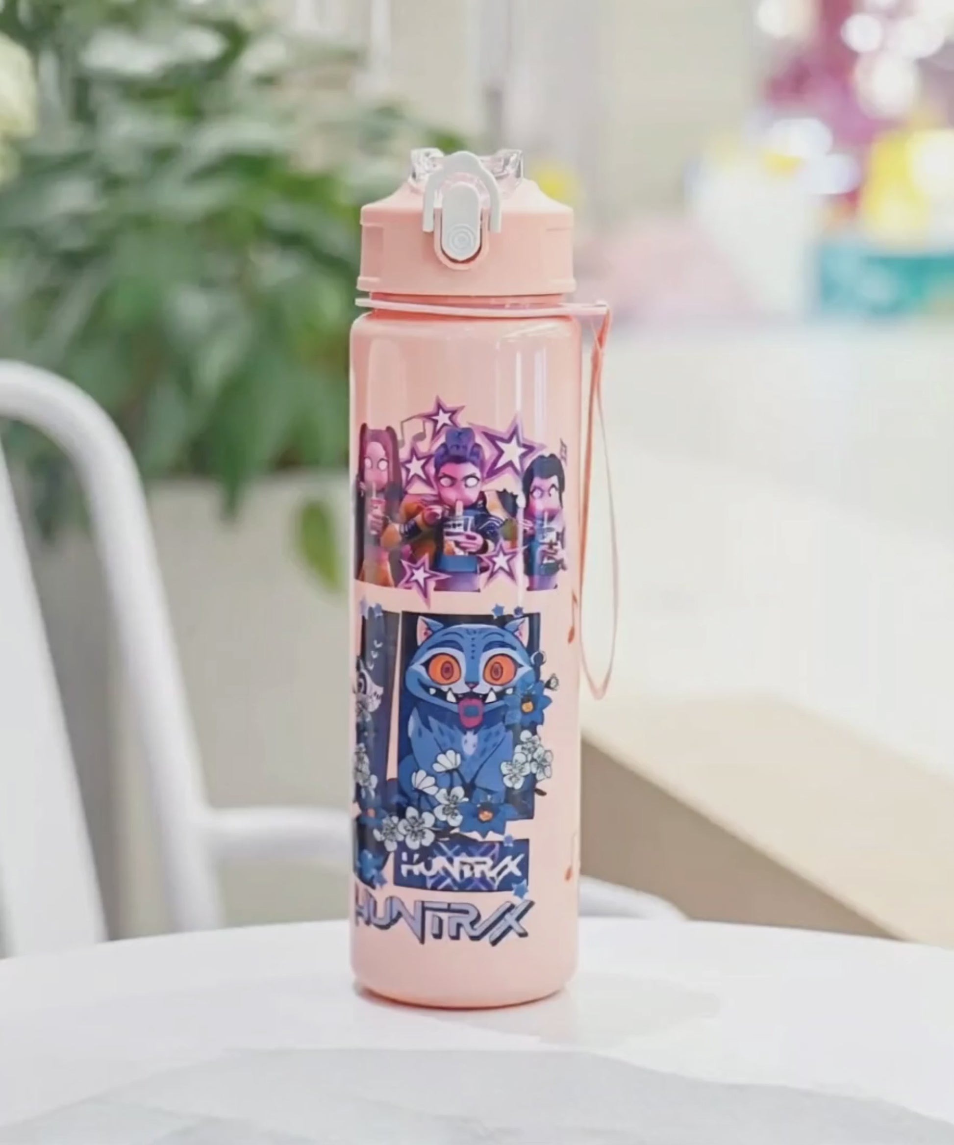 K-Pop style character straw water bottle 700ml product video – Charmazing drink bottle animation
