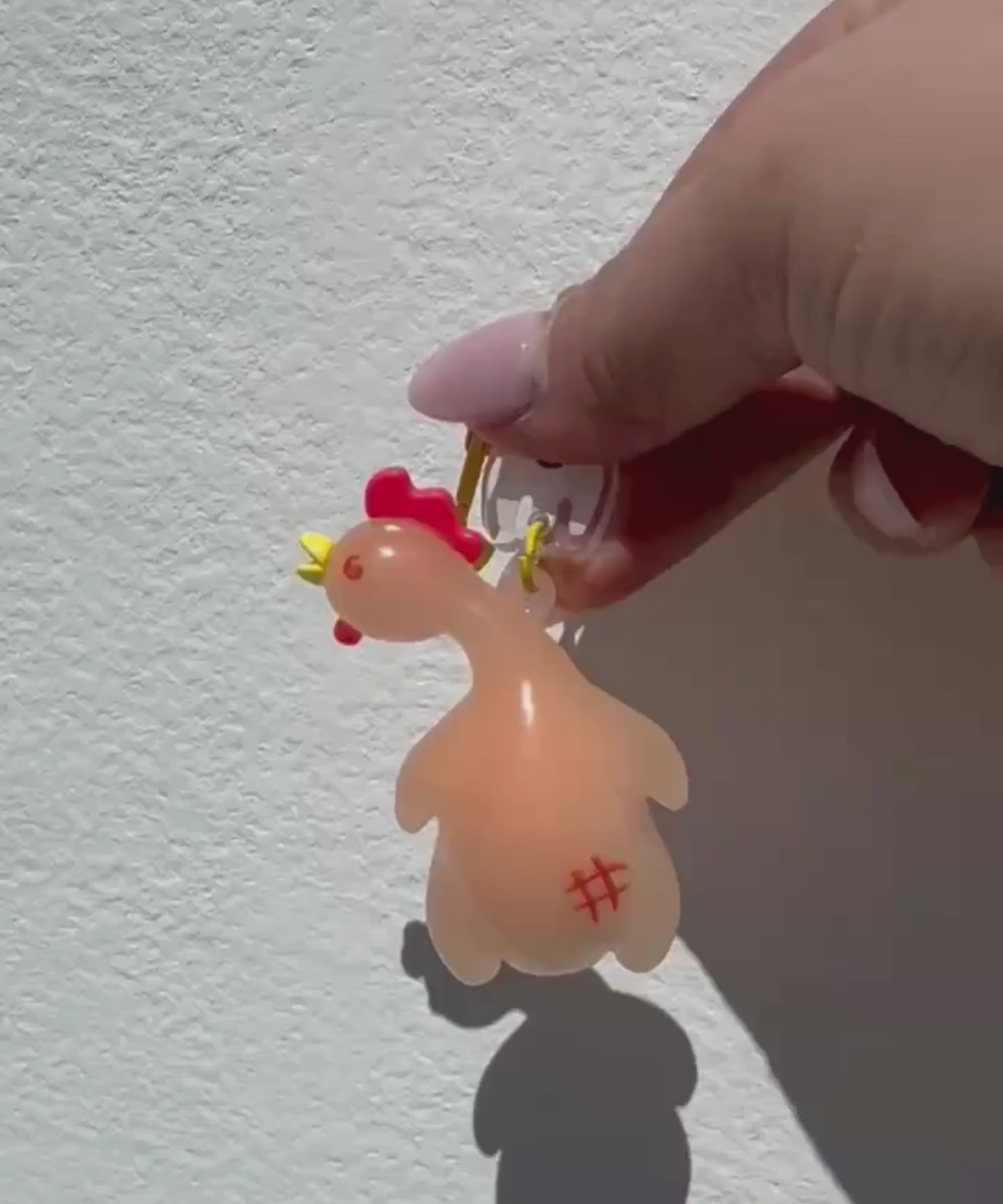 Chicken keychain UV colour-changing effect demonstration