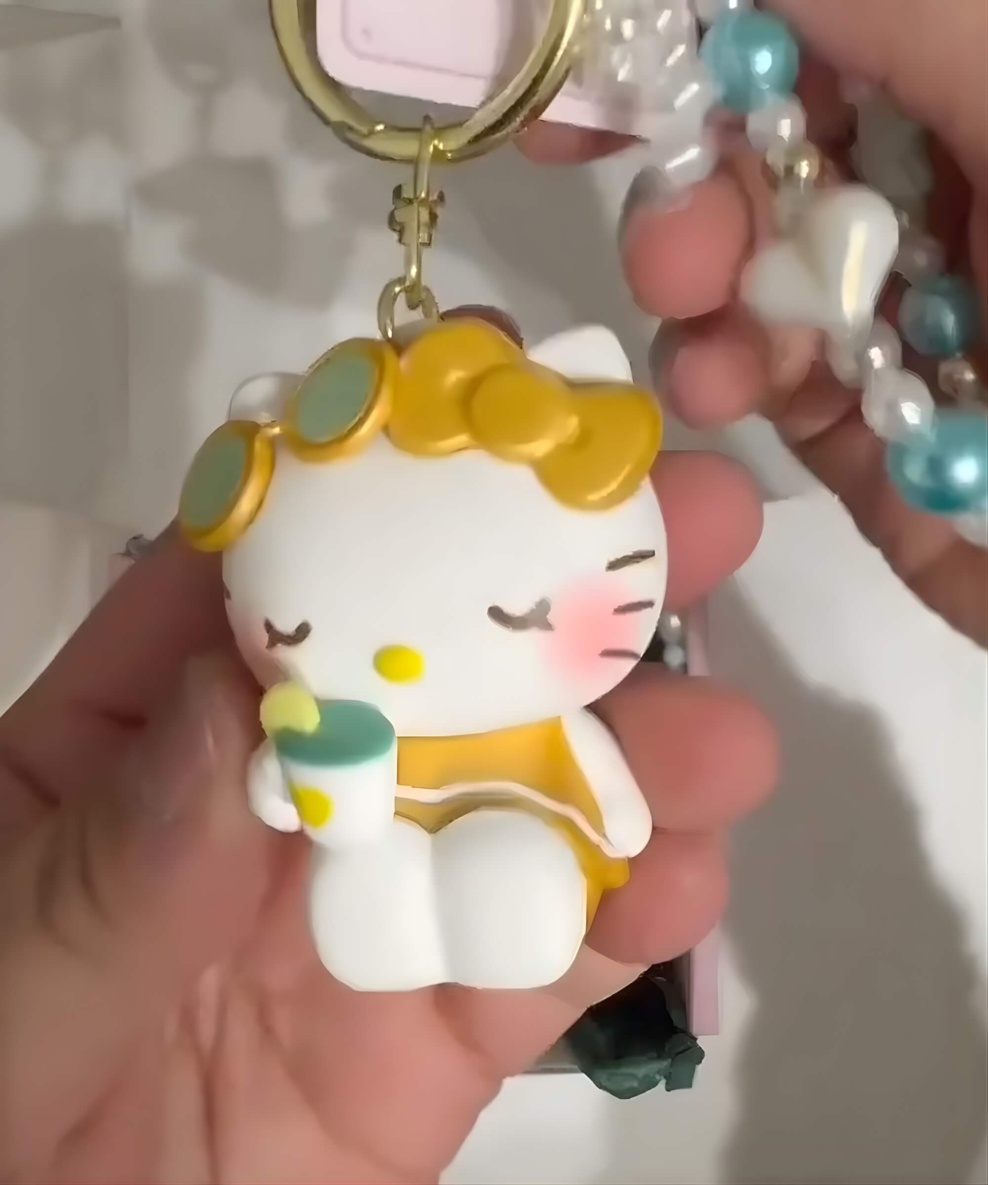Video showing Sanrio beaded keychains with Hello Kitty, My Melody and Kuromi character charms, decorative bead loops and cute bag charm details.