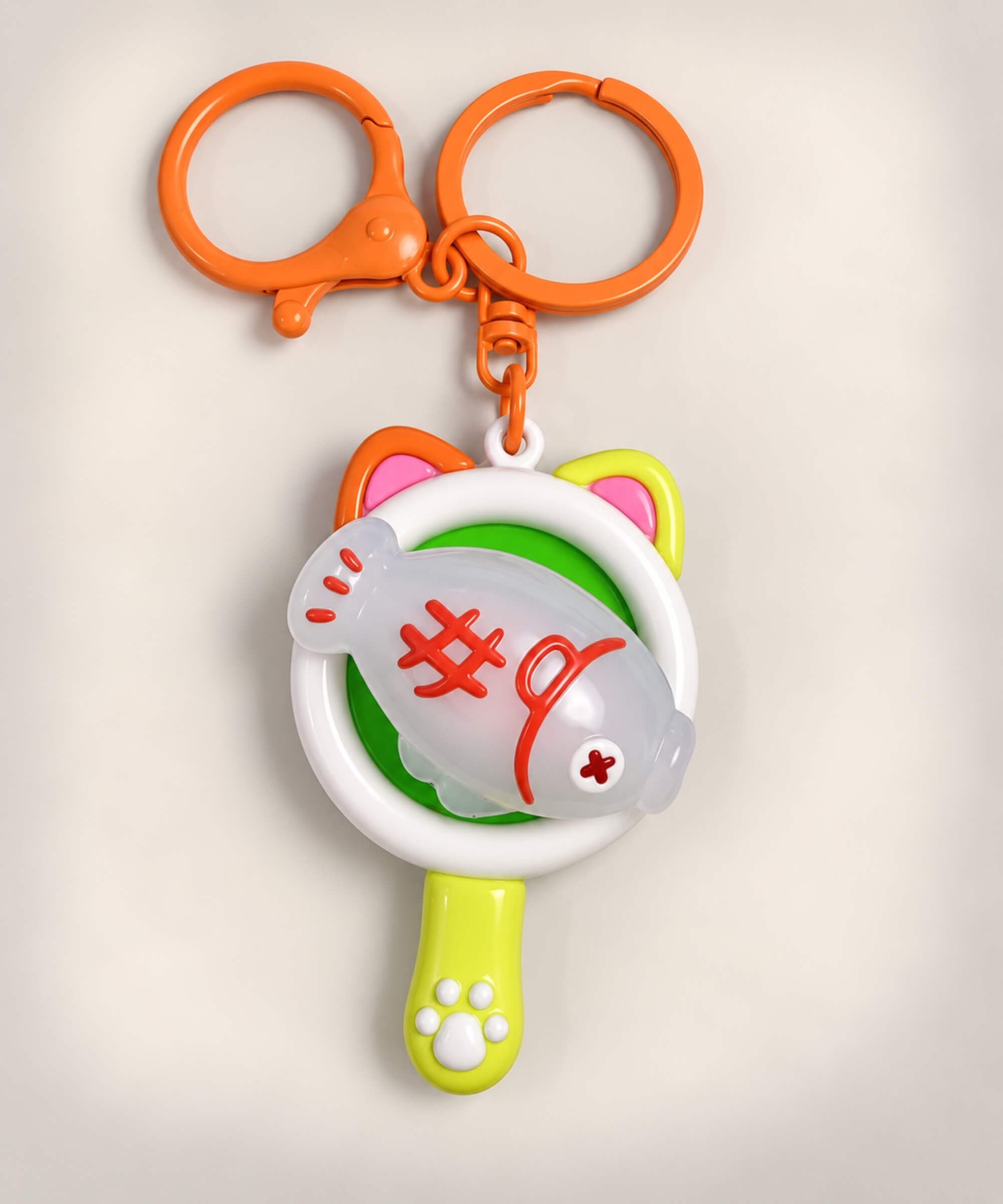 UV colour-changing Fish spinner keychain in pan-style frame